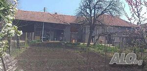 Продава се едноетажна масивна къща 1 - storey 200 sq. m. built-up area 2000 sq. m. courtyard | Houses / Villas | Center Razgrad