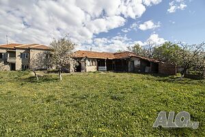 Продава се двуетажна къща с двор 1 - storey 65 sq. m. built-up area 1600 sq. m. courtyard | Houses / Villas | Kamenovo