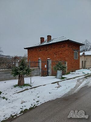 Продавам къща на 2 етажа сгараж и двор 1500кв.м. 2 - storey 120 sq. m. built-up area 1500 sq. m. courtyard | Houses / Villas | Pisarovo