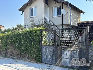 Къща с двор от собственик 2 - storey 75 sq. m. built-up area 1200 sq. m. courtyard | Houses / Villas | Ravna gora